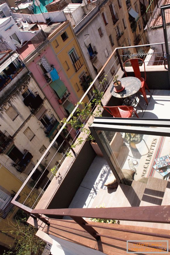 Vedere de la balconul unui mic studio din Barcelona