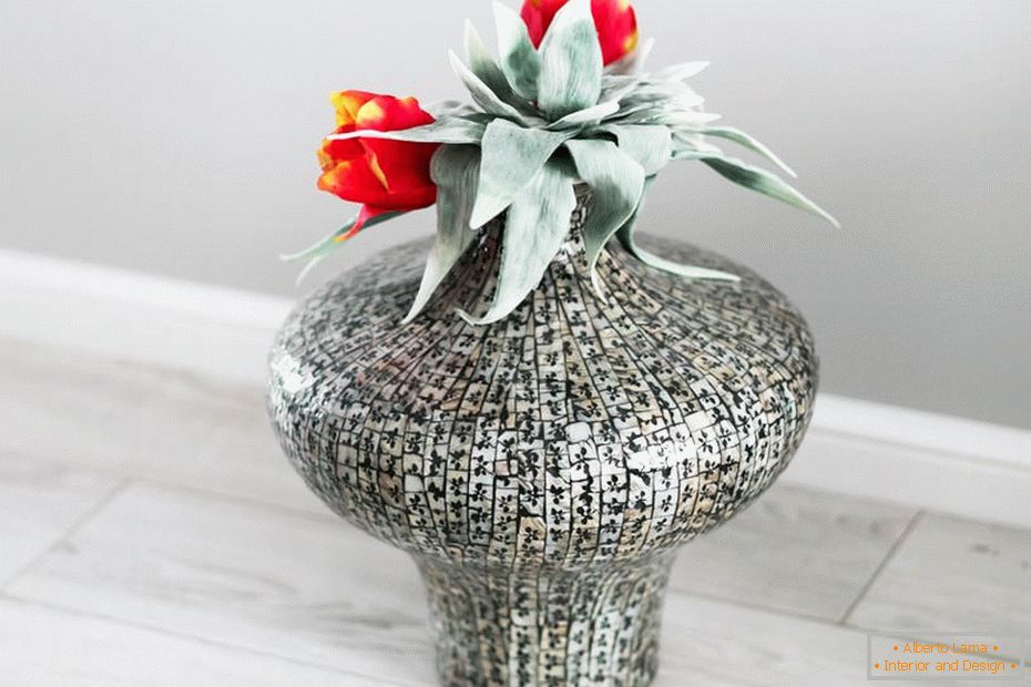 Vaza decorativă cu flori