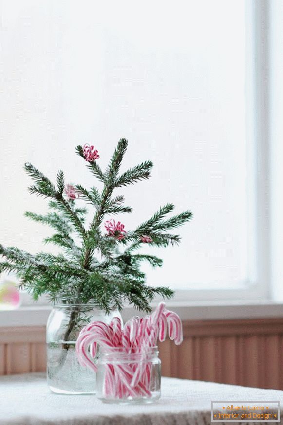 Ideea creativă de decorare a unei crengi de pomi de Crăciun