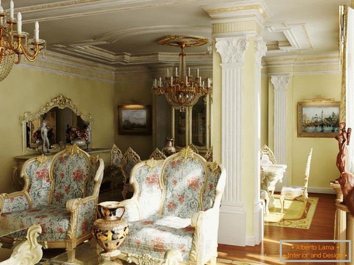 Scaune masive cu tapițerie florală într-o cameră de oaspeți barocă. Plafoanele și o coloană sunt decorate cu stuc de ghips.