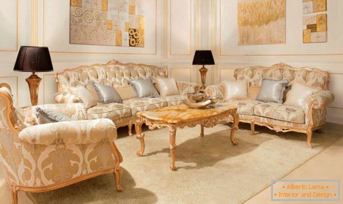 Mobilier tapitat cu elemente din lemn de culoare aurie este în armonie cu panourile de aur de pe pereți. 