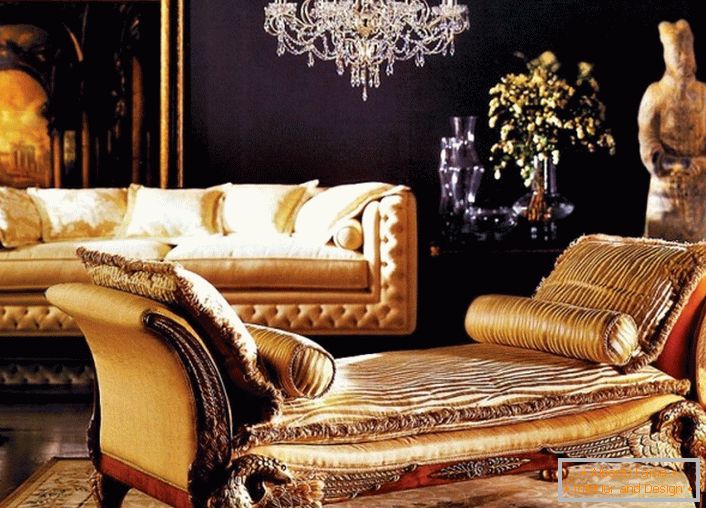 O cameră de zi barocă cu un decor bine selectat. Zidul din spatele canapelei este decorat cu o imagine mare într-un cadru de aur. De asemenea, se atrage atenția asupra statuii antice.