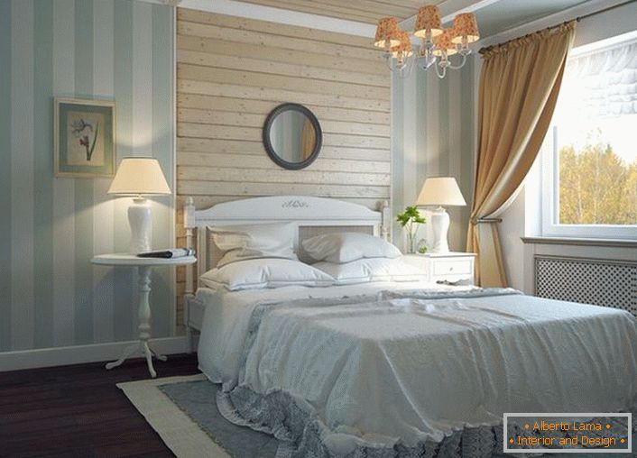 Se presupune că casa cu acest dormitor minunat se află într-una din provinciile rurale din Franța. 