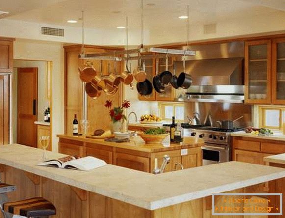 Bucătărie de interior într-o casă într-o casă privată - design cu ornamente din lemn