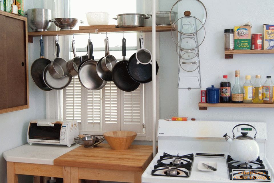 Sisteme de depozitare a obiectelor de bucătărie în interiorul unei bucătării mici