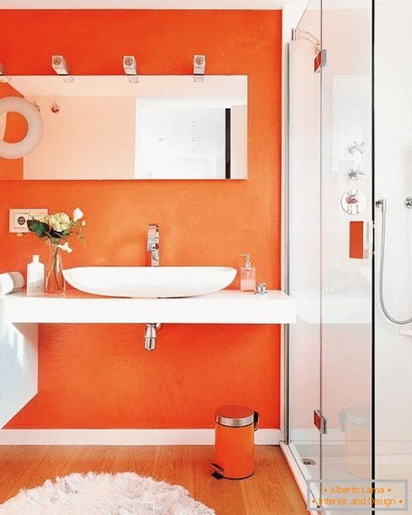 Oglindă în baia portocalie