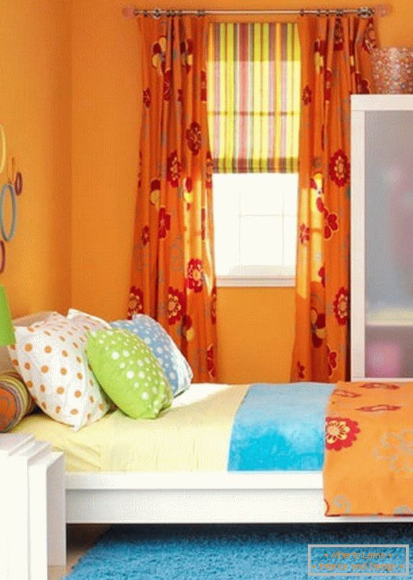 Culoarea portocalie în interiorul camerei pentru copii