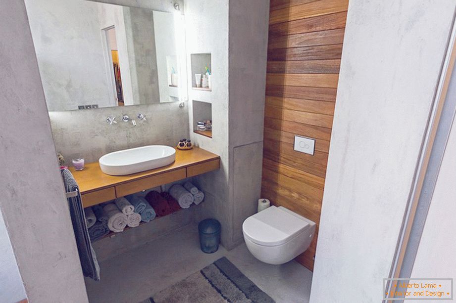 Chiuveta și toaleta în baia unui apartament cu o cameră