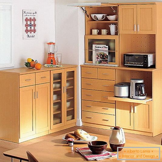 Interiorul unei bucătării mici, în culori strălucitoare