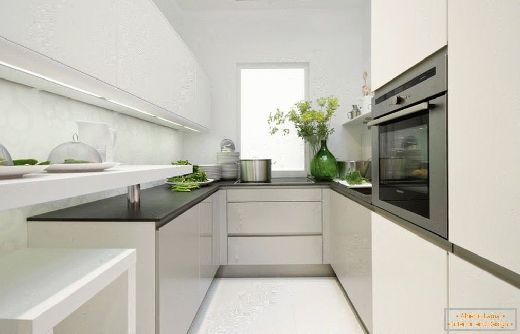 Bucătărie îngustă în culoare albă