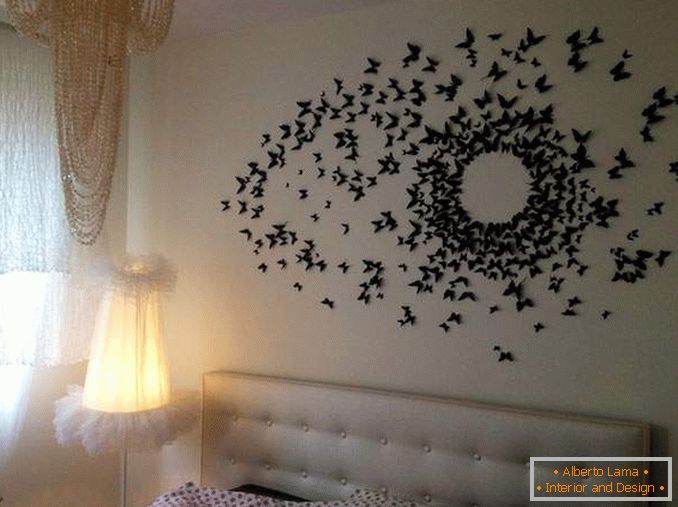 Decorează fluturi pe perete cu mâinile lor - fotografie în dormitor