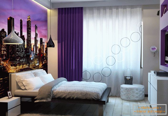 Interiorul modern al dormitorului este confortabil, practic și confortabil. 