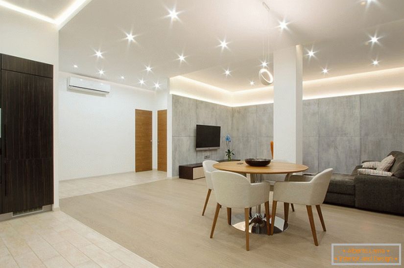 Sala de iluminat într-un apartament spațios de o cameră