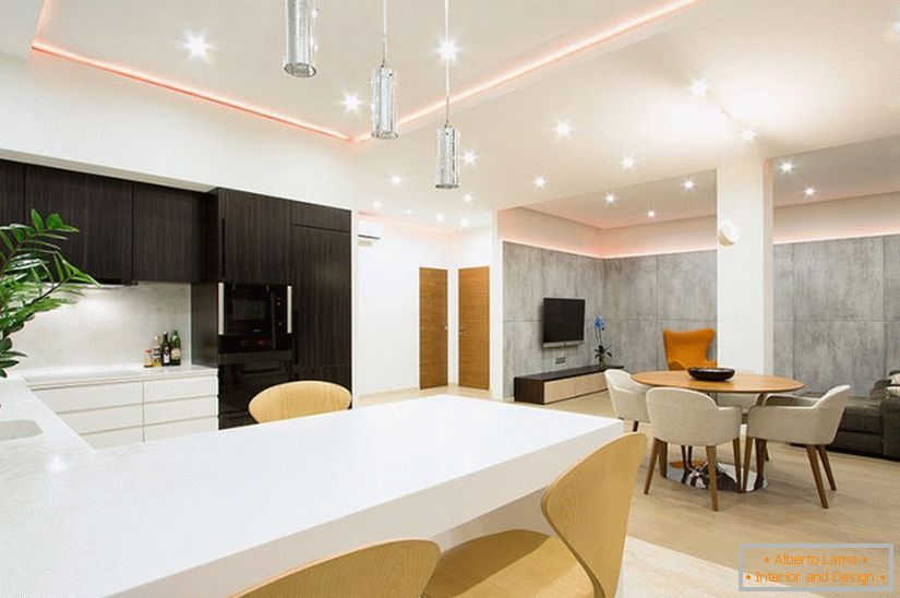 Iluminarea bucătăriei într-un apartament spațios cu o cameră