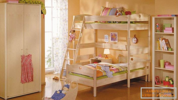 Cameră pentru copii în stil high-tech, cu mobilier din lemn de culoare deschisă. Simplitatea mobilierului este compensată de funcționalitatea și de caracterul său practic.
