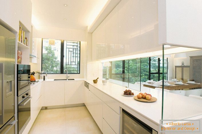 Bucătăria este separată de camera de zi de un perete de sticlă decorativ. O soluție interesantă pentru interior, în stilul de hi așa.