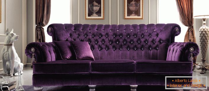Culoarea bogată în tapițerie purpurie a canapelei se potrivește perfect în interiorul camerei de zi în stil Empire. Tapițerie tapițată din țesături naturale este probabil cea mai bună soluție.