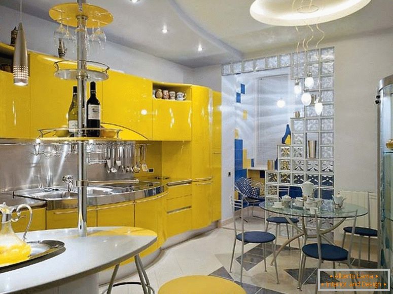 În cele mai bune tradiții ale stilului avangardist, este aleasă mobila pentru bucătărie. Setul de bucătărie de culoare galbenă nu este doar practic și funcțional, ci și elegant.