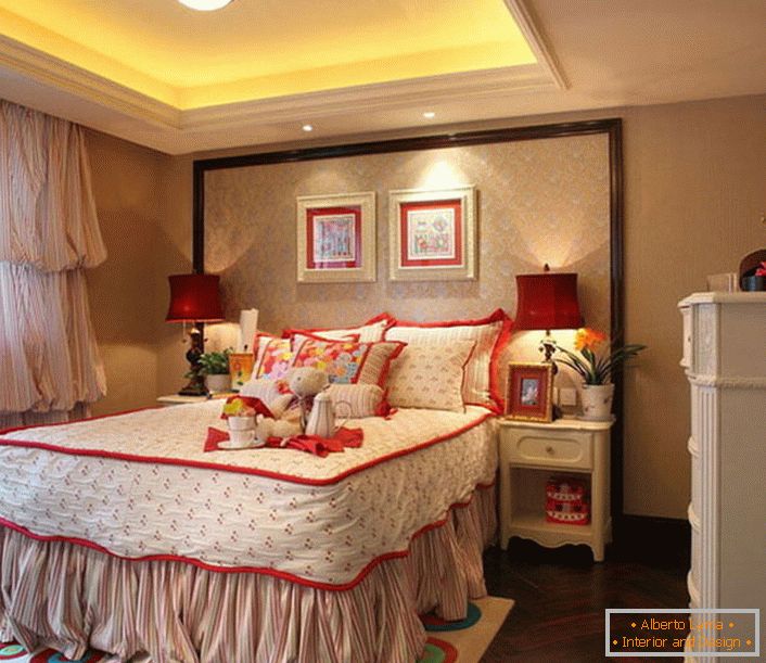 O cameră confortabilă, luminoasă pentru copii, în stil rural, într-un apartament de oraș.