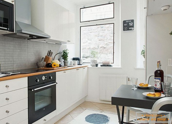 Bucătăria în stil scandinav este un loc minunat pentru întâlniri calde de familie. Spațiul este decorat modest, laconic, dar cu gust.