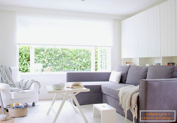 Combinația de culori albe și gri pare întotdeauna profitabilă, mai ales dacă este un stil scandinav. Camera de zi cu mobilier moale este spațioasă și luminoasă.