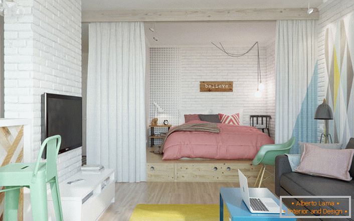 Stilul scandinav este ideal, dacă vorbim despre proiectarea unui apartament mic. În nișă se află un dormitor cu un pat moale mare.