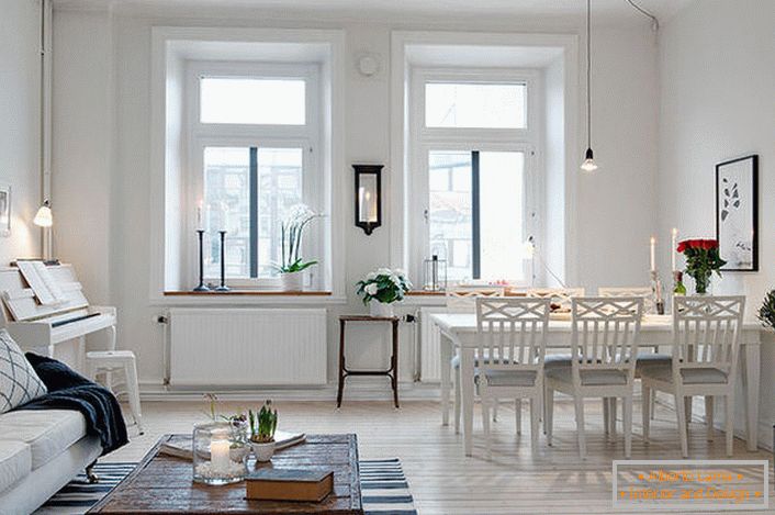 Suita elegantă este împărțită într-o zonă de relaxare și o zonă de luat masa. În conformitate cu stilul scandinav, pereții camerei sunt decorați în alb.