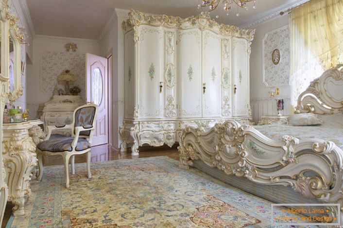 Alb cu dormitor alb, cu mobilier masiv sculptat din lemn. Patul cu capul înalt la cap, se potrivește elegant în interior în stil baroc.