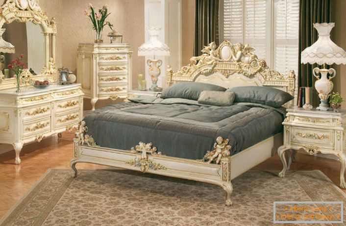 Dormitorul este decorat în stilul romantic. Principalul element notabil este mobila sculptată a mobilierului.