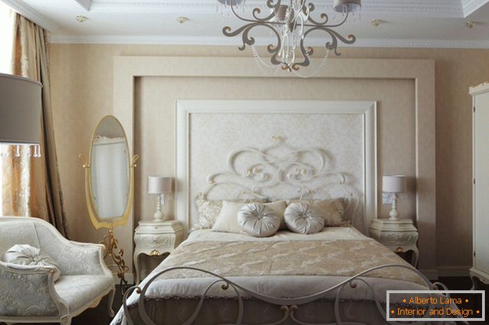 Dormitorul de familie de lux, în stilul romantismului, este un interior atractiv, modest, restrâns, în culori deschise.