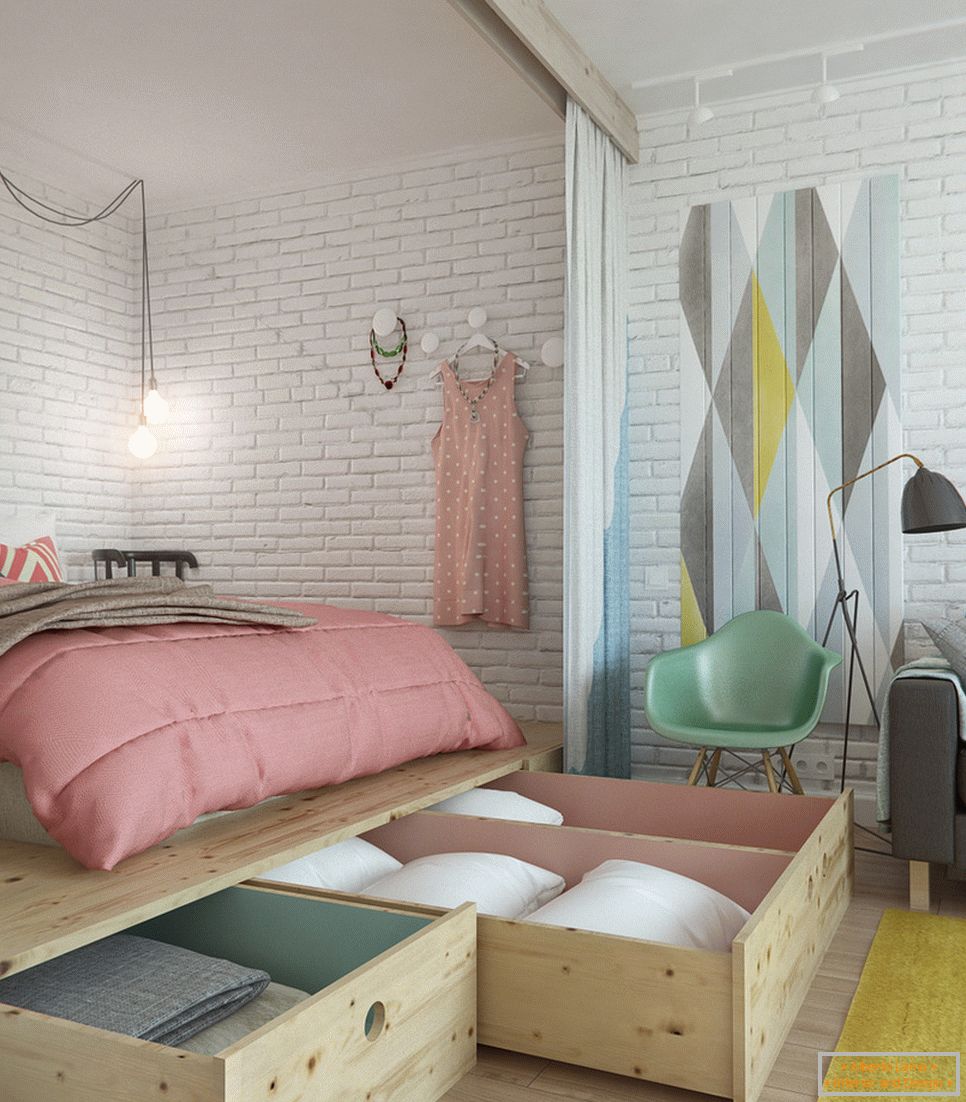 Sistem de depozitare în dormitorul unui apartament de designer în suburbii