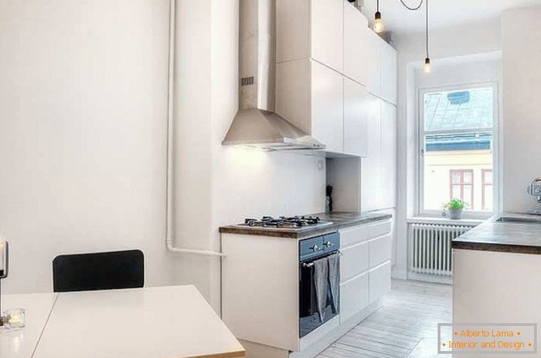 Bucătărie elegantă a unui mic apartament în Suedia