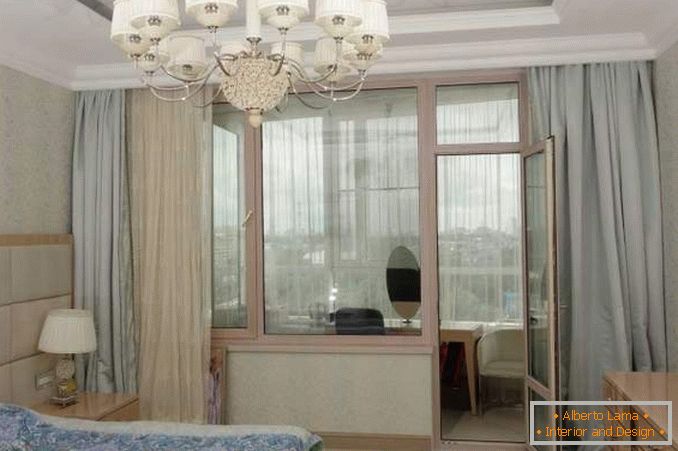 Dormitor cu balcon cu ferestre panoramice - ideea de interior