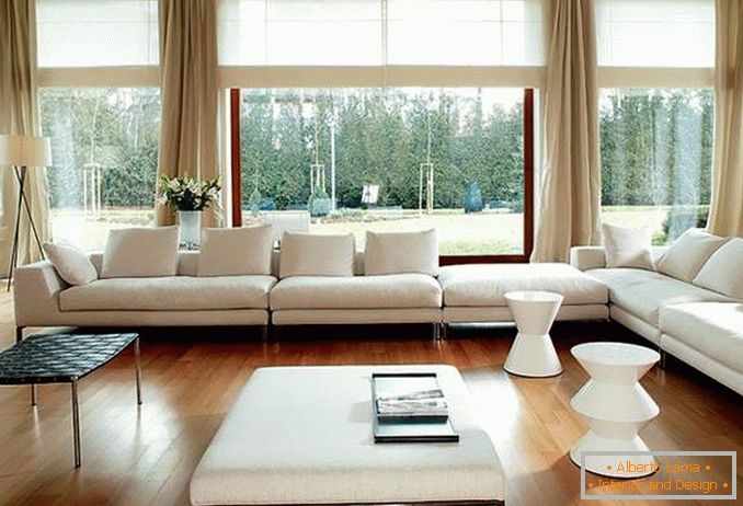 Cameră de zi cu ferestre panoramice - fotografie cu perdele și mobilier în stil minimalist