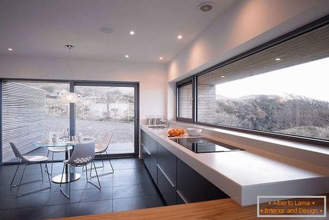 Bucătărie frumoasă cu ferestre panoramice - fotografie interioară