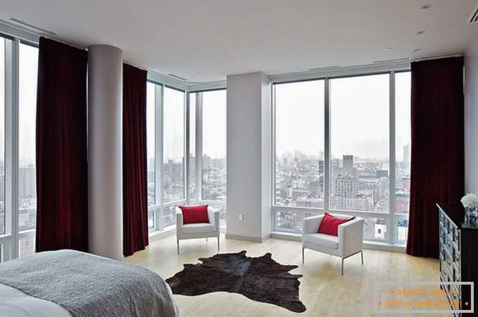 Panoramic ferestre - fotografie în interiorul unui dormitor într-un apartament colț