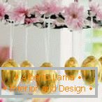 Candelabru de flori și ouă de aur