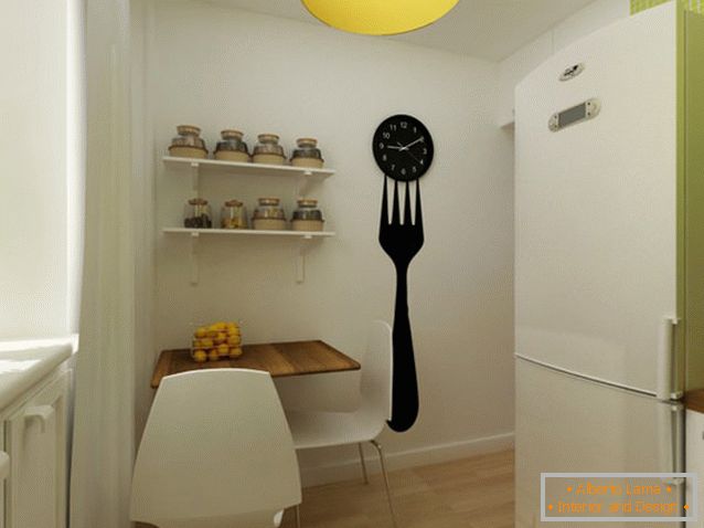 Ceas original în bucătăria unui apartament cu două camere din Rusia