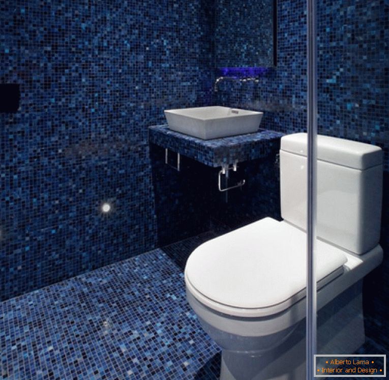 Albastru mozaic în proiectarea toaletei
