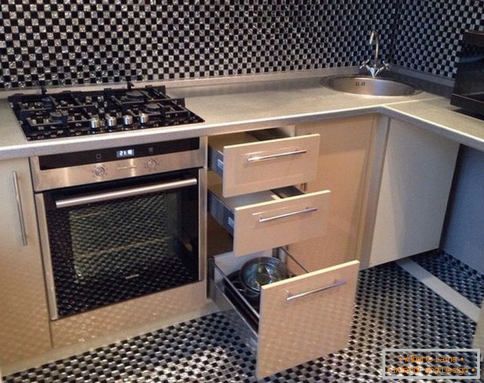Mobilier confortabil și funcțional într-o bucătărie mică.