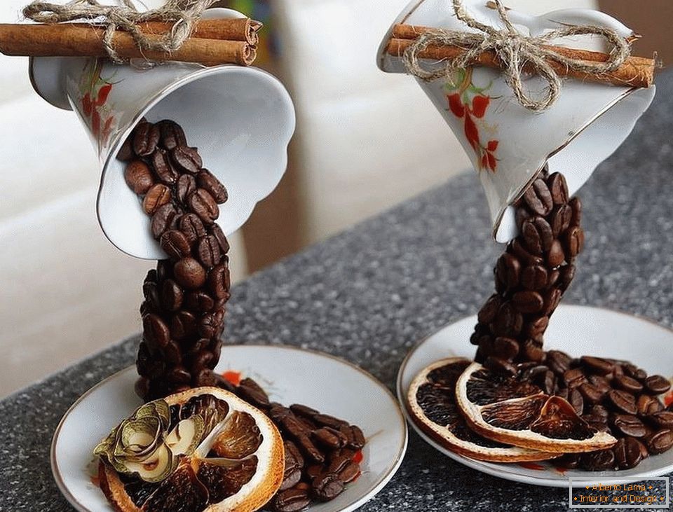 Cupe cu cafea, scorțișoară și portocale uscate