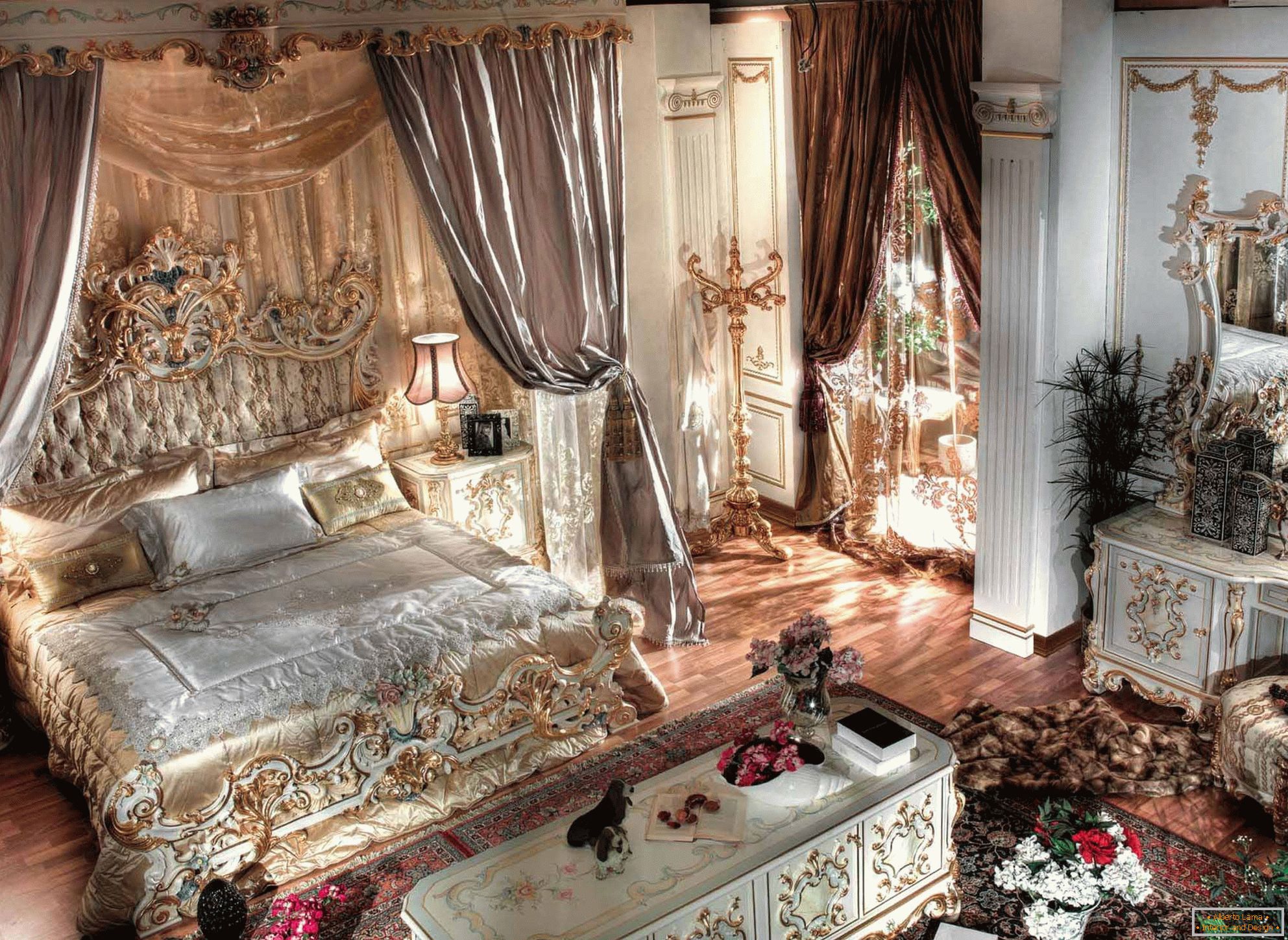 Dormitor luxos baroc cu tavane înalte. În centrul compoziției se află un pat masiv din lemn cu spate sculptat.