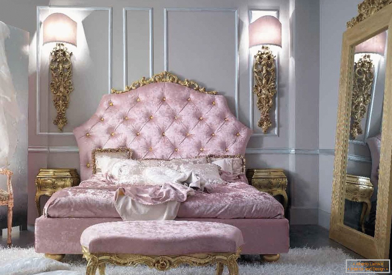 Dormitorul unei fetițe în stil baroc. Vederea este atrasă de o oglindă mare într-un cadru de aur.