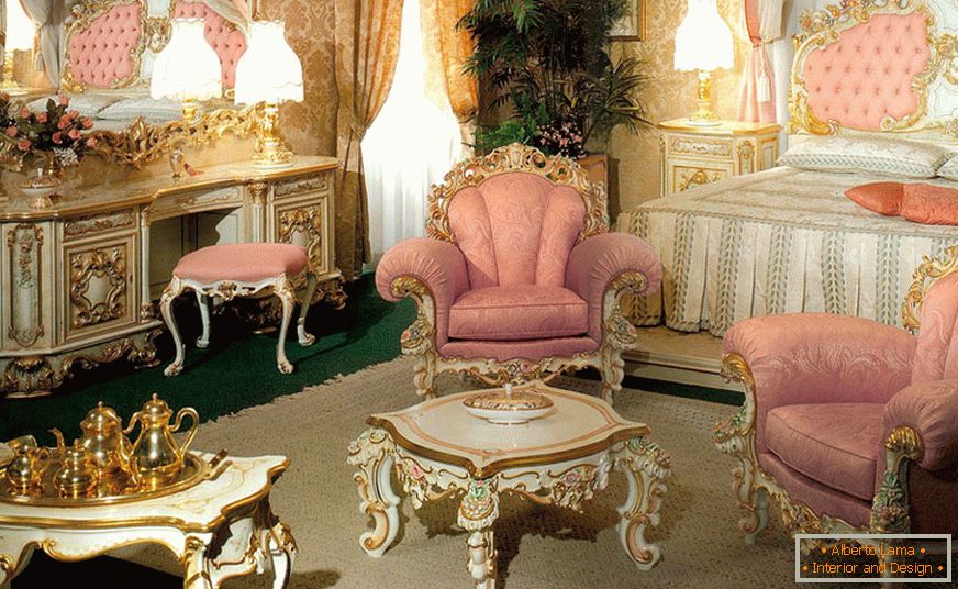 Un dormitor blând în stil baroc, cu tonuri roz.