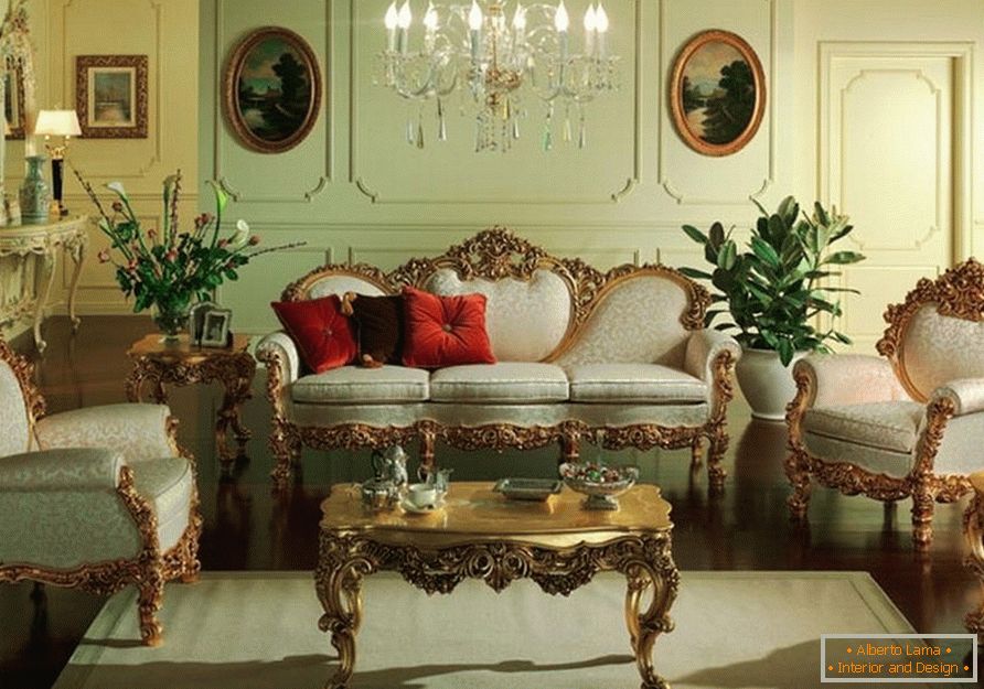 Camera de oaspeți este în tonuri delicate de măsline. Mobila cu spate si picioare sculptate este potrivita in conformitate cu stilul barocului.