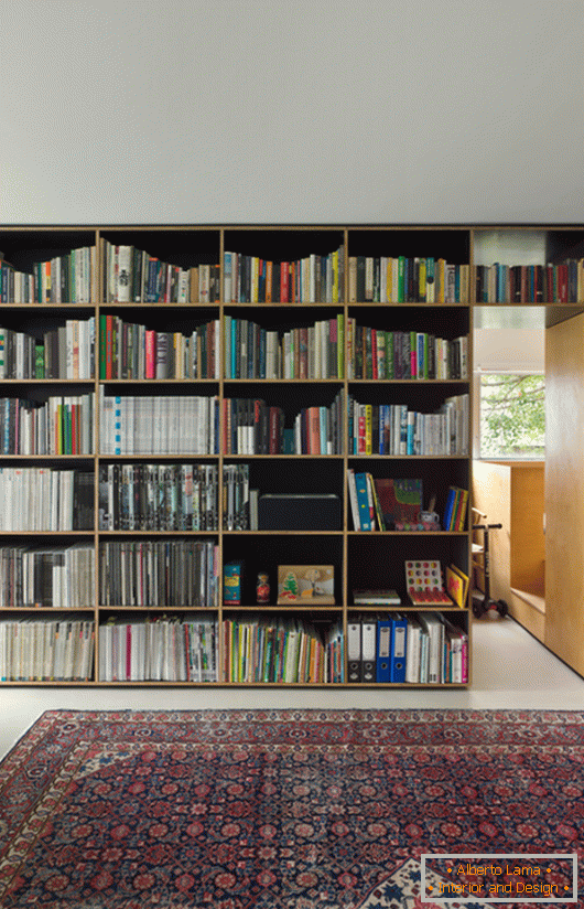 Rafturi de carte într-un mic apartament studio