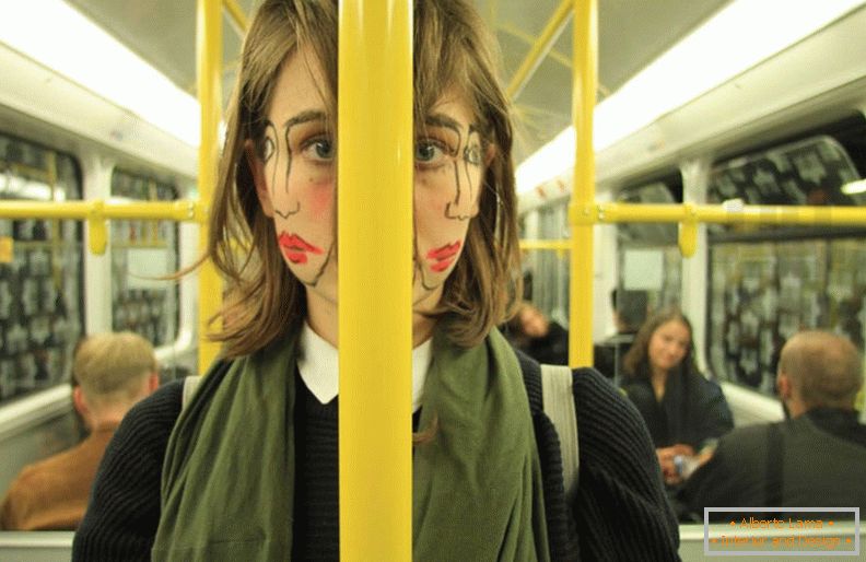 Fată cu două fețe în transport de la artistul Sebastian Bieniek