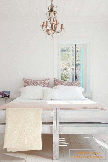 Dormitor în culoare albă