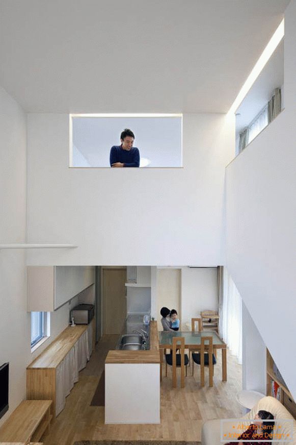 Balcoane interne într-un apartament cu două nivele