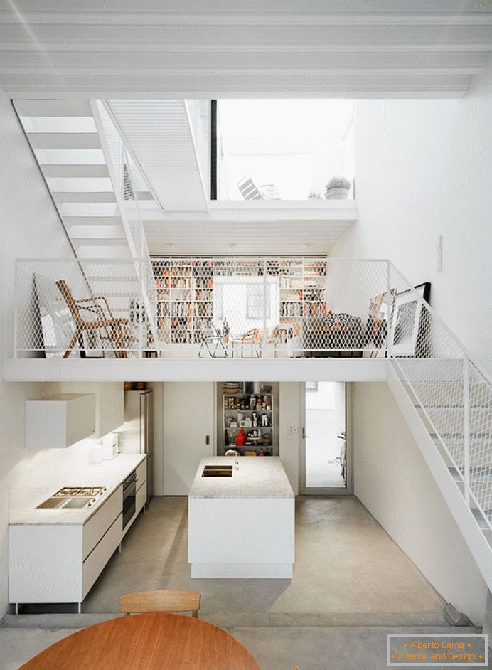 Apartament pe două nivele, în culoare albă